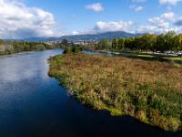 Brückenblick über die Flußlandschaft des Rio Lima bei Ponte de Lima